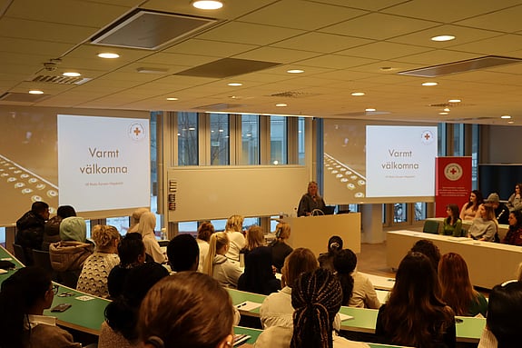 Cecilia Moberg pratar till de nya studenterna