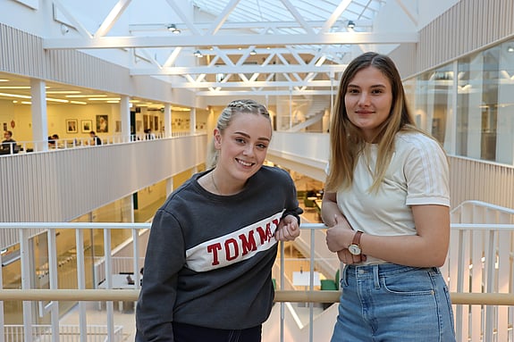 Norska sjuksköterskestudenterna Camilla och Anja berättar på utbyte i Sverige. Foto:RKH