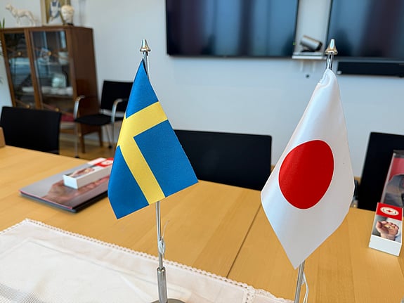 Flaggor från Sverige och Japan.