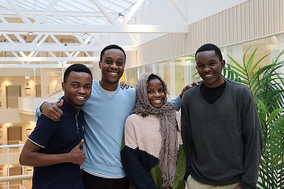 De tanzaniska studenterna Moses, Kelvin, Fortunata och Issack från Kilimanjaro Christian Medical University College. Foto: RKH