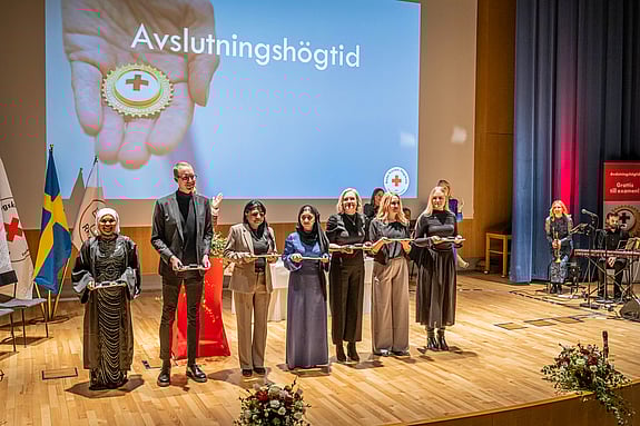 Nyutexaminerade sjuksköterskor tar emot sin sjuksköterskebrosch. Foto: Jenny Freijing.