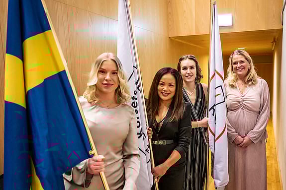 Studenter som håller i en flagga