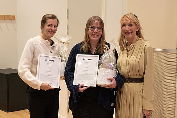 Merja Hietanen (mitten) en av årets Astrid Janzon-stipendiater. Foto: Privat