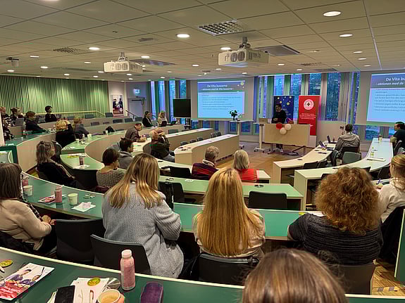 Johan Ekblad, verksamhetsutvecklare och kvalitetssamordnare på Studieförbundet Vuxenskolan i Malmö från Vitabussgruppen vid Svenska Röda Korset Malmökretsen, höll föreläsning om insatsen. Foto: RKH