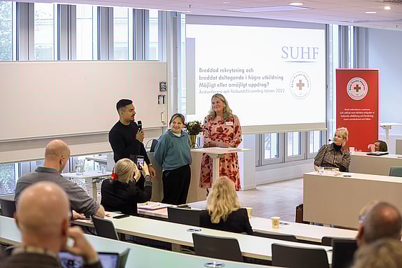Sjuksköterskestudenterna Mojje och Marlene intervjuas av Susanne Georgsson, rektor vid Röda Korsets Högskola. Foto: Sören Andersson