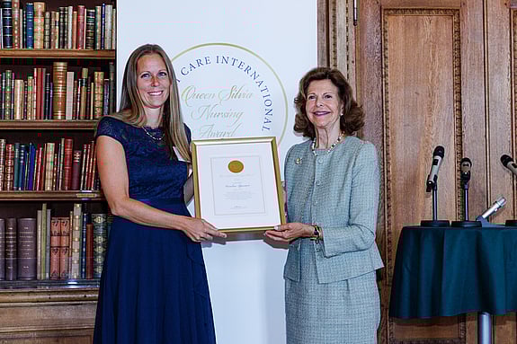 H.M. Drottning Silvia och pristagaren Caroline Bjarnevi. Foto: Yanan Li