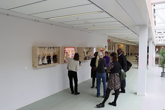 Rundtur av utställningen vid Röda Korsets Högskola