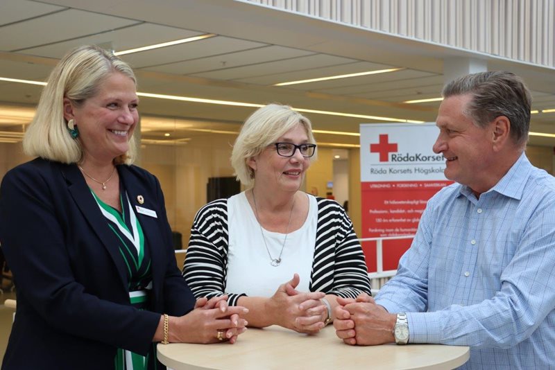 Rektor Susanne Georgsson, Anna Hägg-Sjöquist, ordförande för Svenska Röda Korset och Kenth Naucler, ordförande för Röda Korsets Högskola