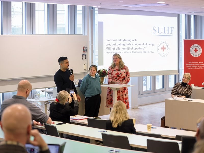 Sjuksköterskestudenterna Mojje och Marlene intervjuas av Susanne Georgsson, rektor vid Röda Korsets Högskola