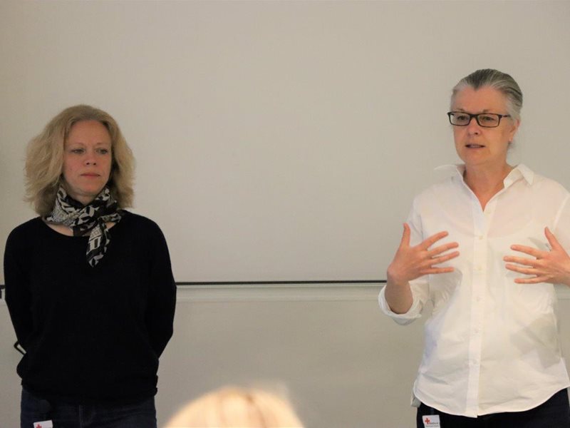 Högskoleadjunkterna Cecilia Häckter-Ståhl och Katarina Brochard vid Röda Korsets Högskola.