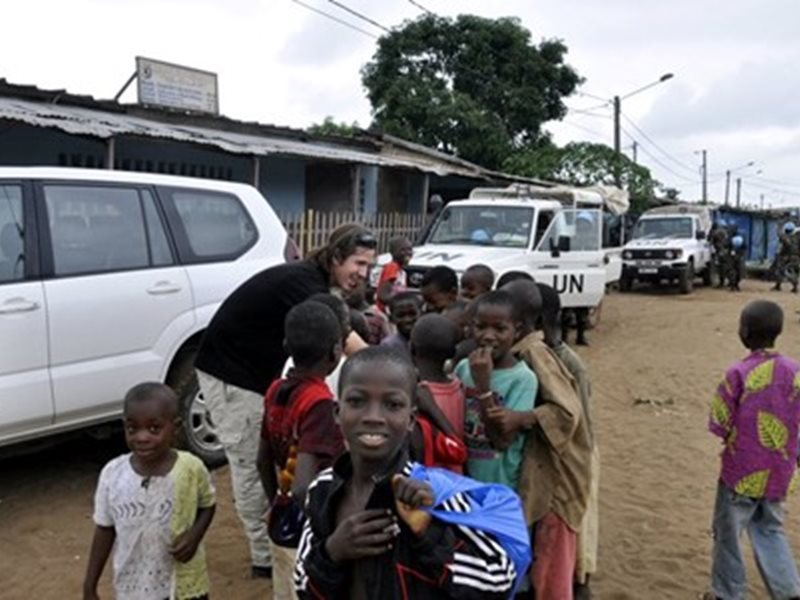 Jason Murphy med lokalbefolkning i Elfenbenskusten.  