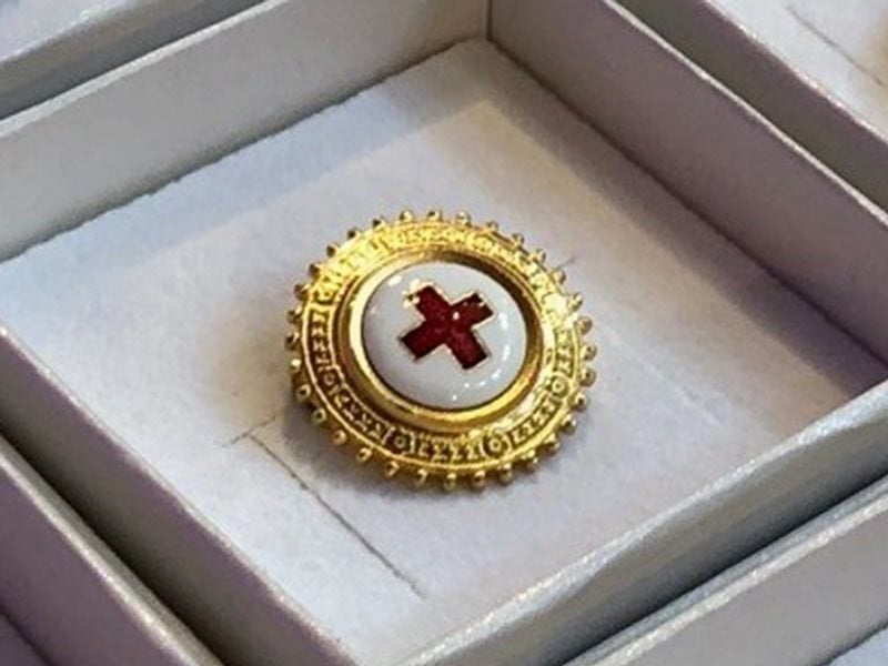 Liten examensbrosch för Röda Korsets Högskola.