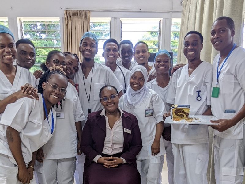 Bild på studenter och faculty Dean, Kilimanjaro Christian Medical University College, Tanzania.