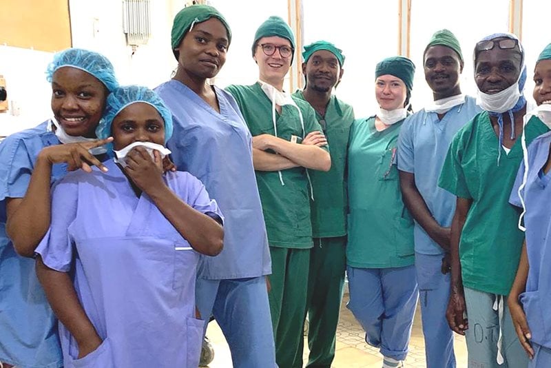 ”I framtiden vill jag arbeta med vård internationellt”, berättar sjuksköterskestudenten Marcus. Här på sin praktik i Tanzania.